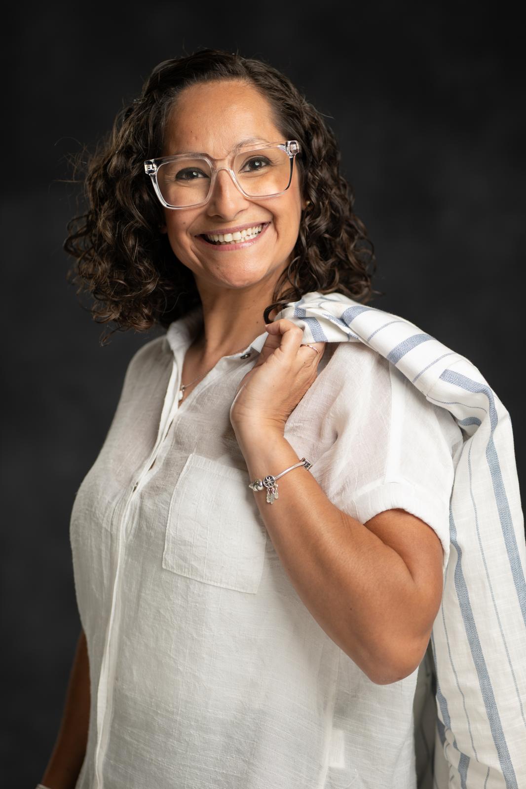 Andrea Cancro con camisa blanca