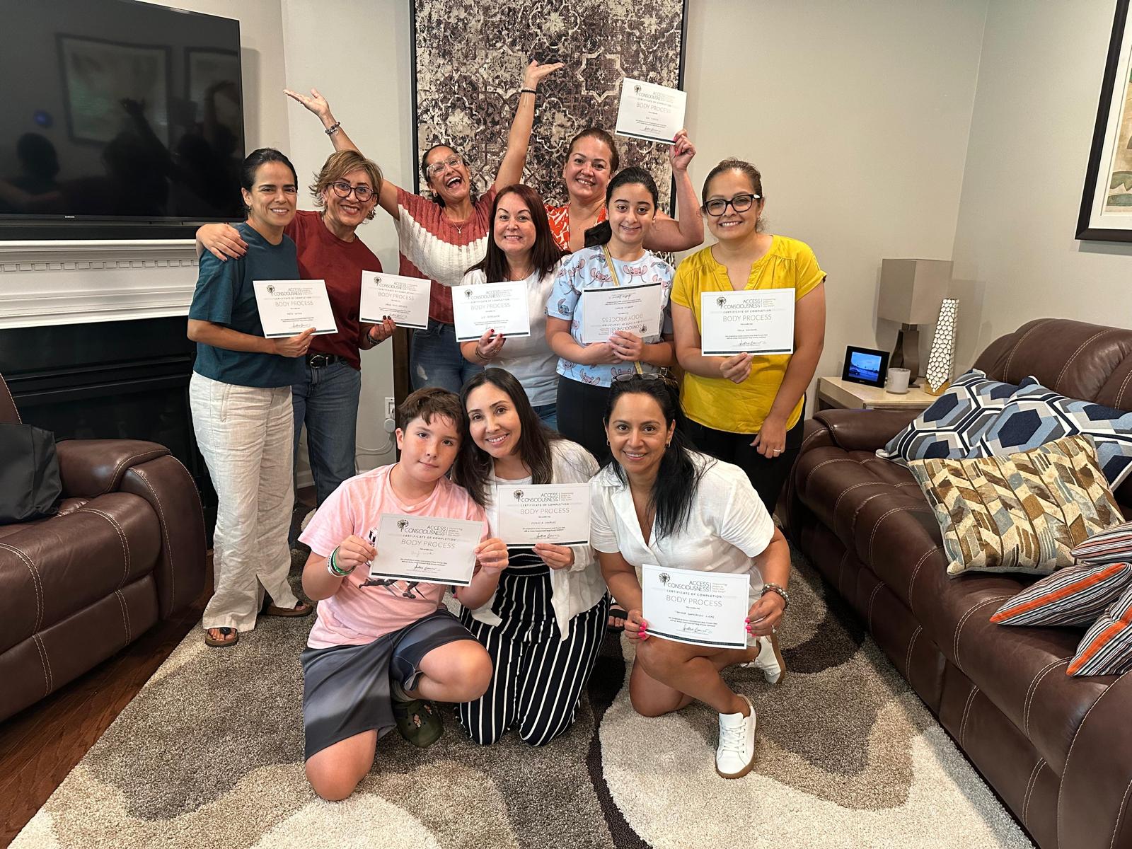 Grupo de participantes mostrando sus certificados