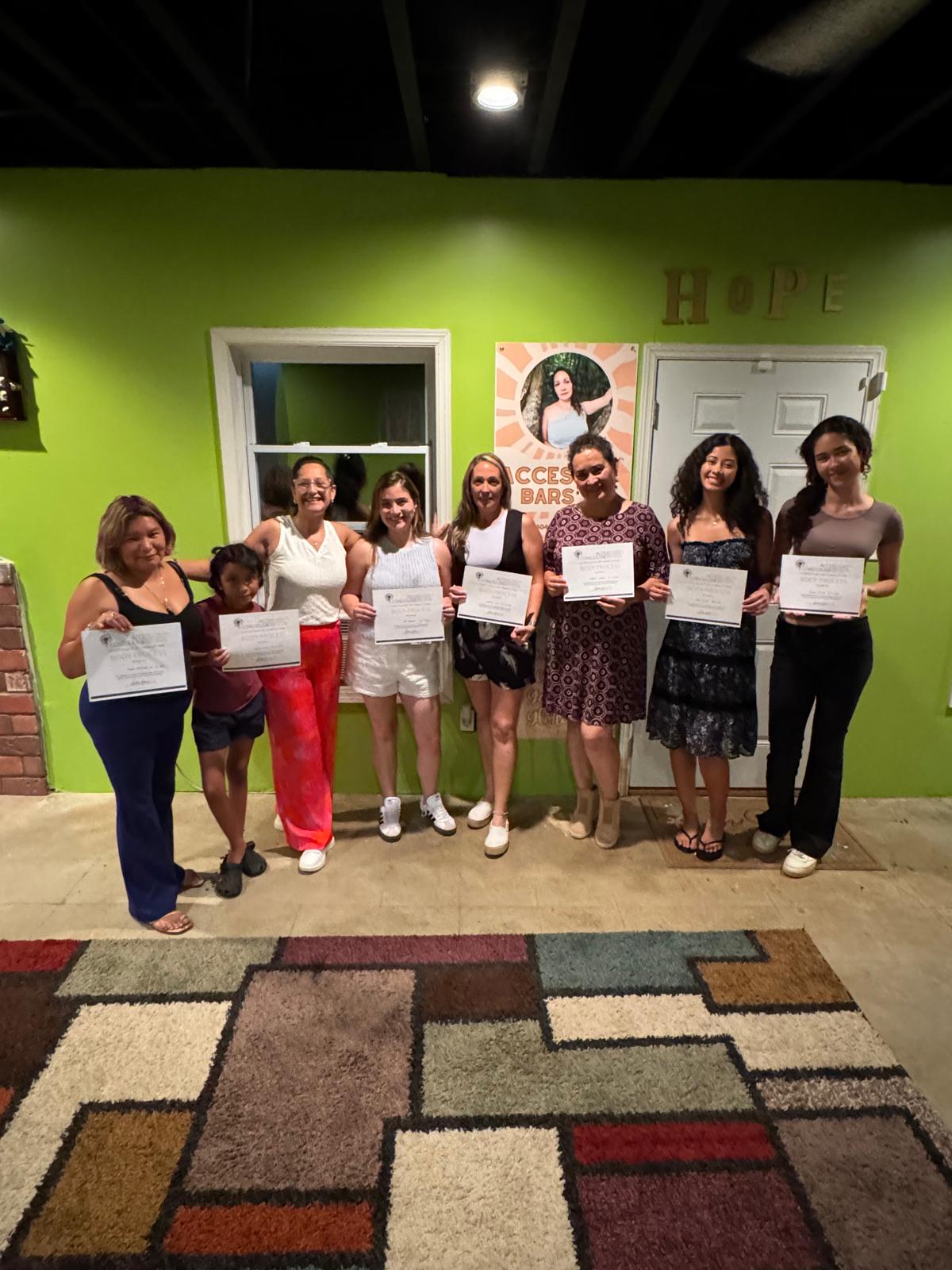 Participantes con sus certificados de finalización