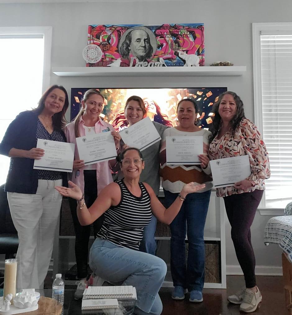 Grupo celebrando una formación completada